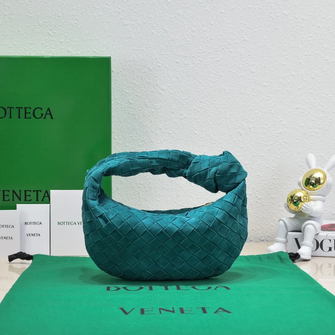 Batch 1120 B's new model 🔥 Jodie (suede) clutch bag. She will be hungry when she sees it. The designer's unique design inspiration is full of fun. It is made of imported suede inside and outside, with a soft hanging shape. It is matched with new elements of kink to give people an unforgettable impression. It can not only be concave in shape, but also has a small capacity and can be used daily. It is unique and has a noble and elegant temperament. Carry it at the forefront of the trend and size. 23*28*8cm model: 6699-1# frosted leather